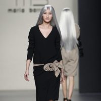 Vestido negro con cinturón beis de María Barros en Madrid Fashion Week