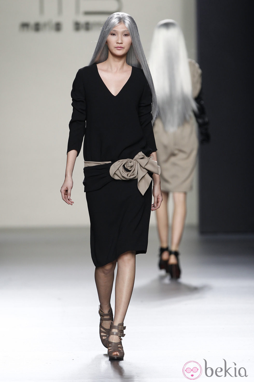 Vestido negro con cinturón beis de María Barros en Madrid Fashion Week