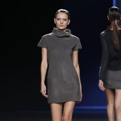 Mini vestido gris de manga corta de Sara Coleman en Madrid Fashion Week