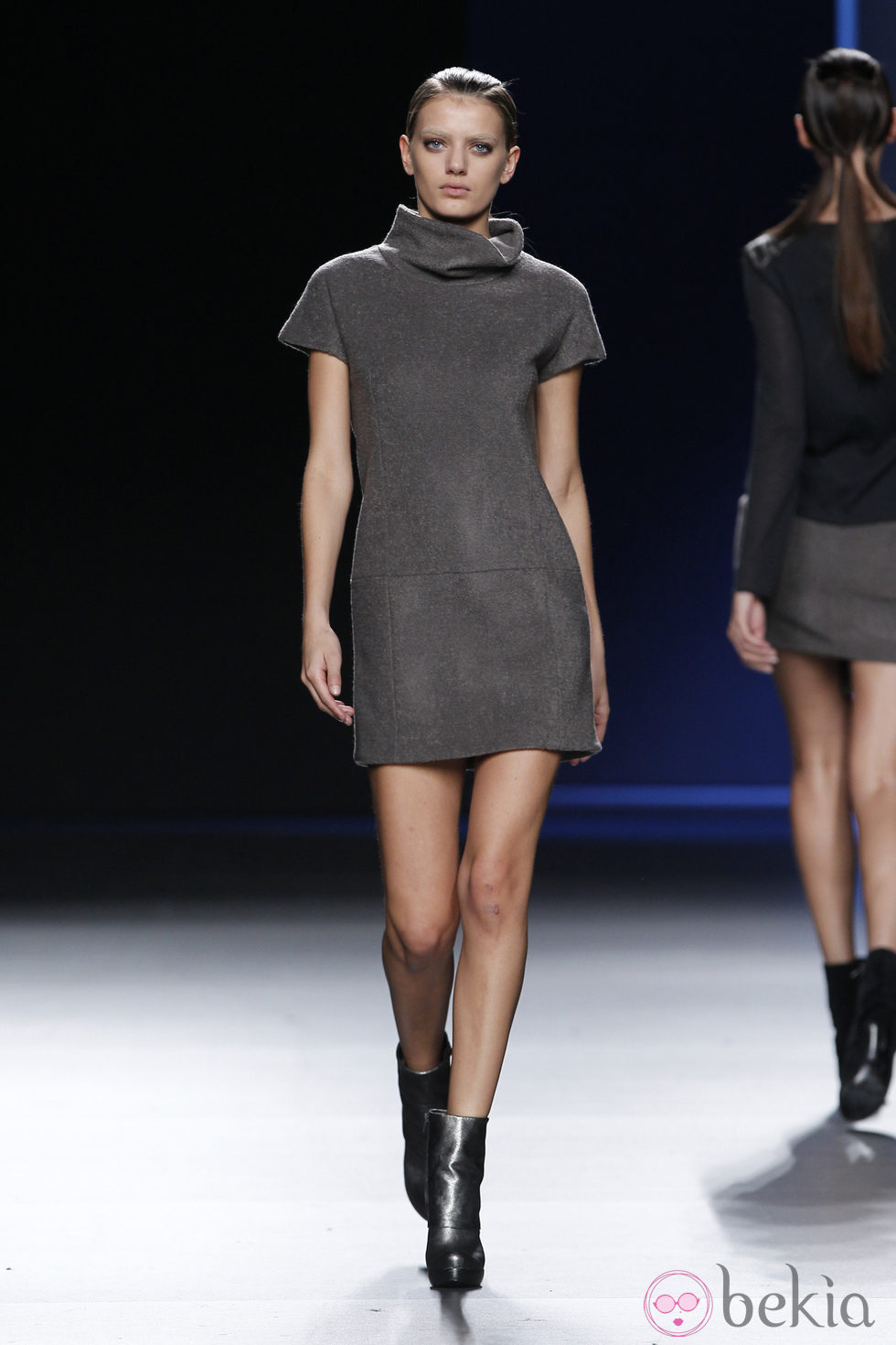Mini vestido gris de manga corta de Sara Coleman en Madrid Fashion Week