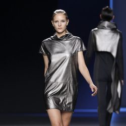 Mini vestido metalizado de Sara Coleman en Madrid Fashion Week