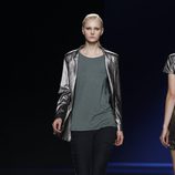 Americana metalizada con pitillo negro de Sara Coleman en Madrid Fashion Week
