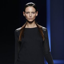 MIni falda metalizada con camiseta negra de Sara Coleman en Madrid Fashion Week