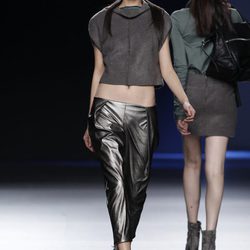 Pantalones metalizados y top gris de Sara Coleman en Madrid Fashion Week