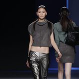 Pantalones metalizados y top gris de Sara Coleman en Madrid Fashion Week