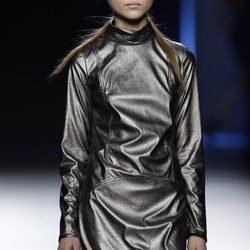 Vestido metalizado de manga larga de Sara Coleman en Madrid Fashion Week
