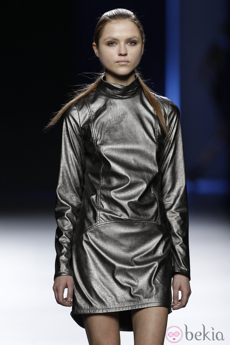 Vestido metalizado de manga larga de Sara Coleman en Madrid Fashion Week