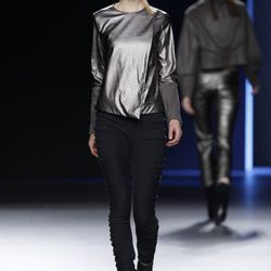 Camiseta metalizada con pantalón pitillo negro de Sara Coleman en Madrid Fashion Week