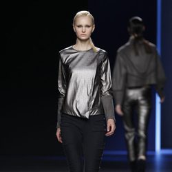 Camiseta metalizada con pantalón pitillo negro de Sara Coleman en Madrid Fashion Week