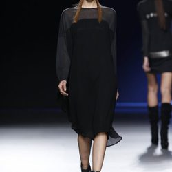 Vestido negro por debajo de la rodilla de Sara Coleman en Madrid Fashion Week