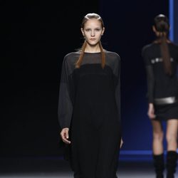 Vestido negro por debajo de la rodilla de Sara Coleman en Madrid Fashion Week