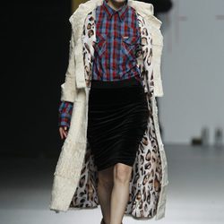 Abrigo beis con forro de leopardo y camisa de cuadros de Jesús Lorenzo en Madrid Fashion Week
