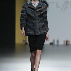 Abrigo estampado en tonos azules y falda negra de Jesús Lorenzo en Madrid Fashion Week