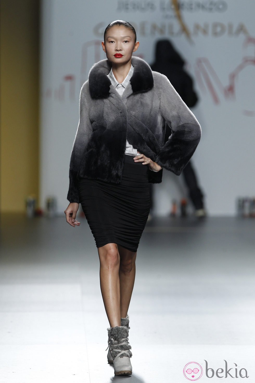 Abrigo en tono grisáceo y falda negra de Jesús Lorenzo en Madrid Fashion Week