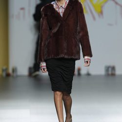 Abrigo burdeos con camisa de cuadros roja de Jesús Lorenzo en Madrid Fashion Week