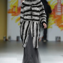 Abrigo en tonos grises de la colección otoño/invierno 2012/2013 de Jesús Lorenzo