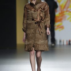 Abrigo marrón de la colección otoño/invierno 2012/2013 de Jesús Lorenzo