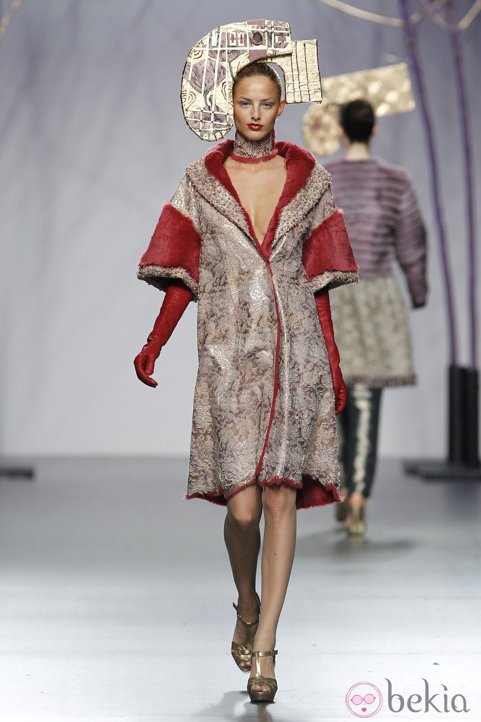 Abrigo de piel con pelo rojo de Miguel Marinero en Fashion Week Madrid