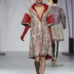 Abrigo de piel con pelo rojo de Miguel Marinero en Fashion Week Madrid