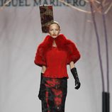 Estola de pelo roja de la colección otoño/invierno 2012/2013 de Miguel Marinero