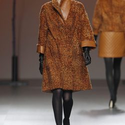Abrigo de pelo marrón de Miguel Marinero en Fashion Week Madrid