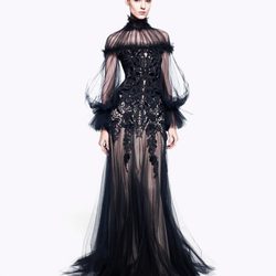 Vestido negro de tul transparente de la colección pre-fall 2012 de Alexander McQueen