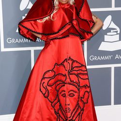 Nicki Minaj con un vestido rojo de Oscar de la Renta en los Grammy 2012