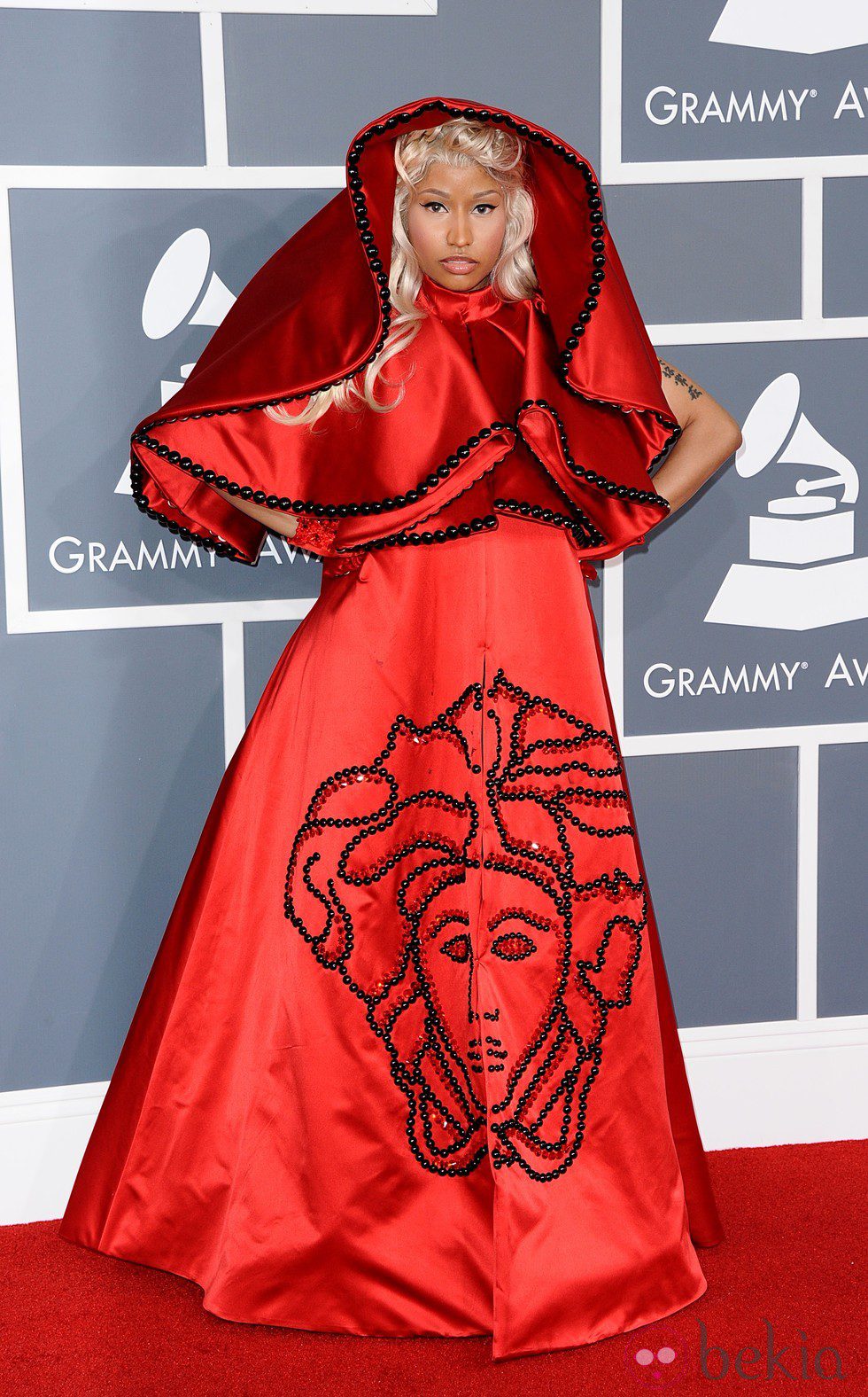 Nicki Minaj con un vestido rojo de Oscar de la Renta en los Grammy 2012