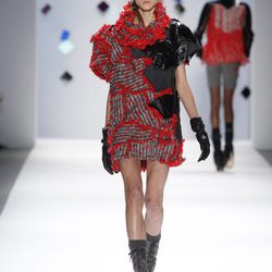 Mini vestido rojo y negro de Custo Barcelona en la Semana de la Moda de Nueva York