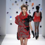 Mini vestido rojo y negro de Custo Barcelona en la Semana de la Moda de Nueva York