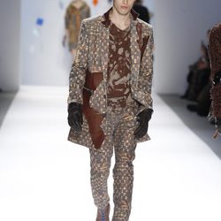 Conjunto de estampado marrón de Custo Barcelona en la Semana de la Moda de Nueva York
