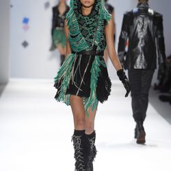 Vestido negro con flecos verdes de Custo Barcelona en la Semana de la Moda de Nueva York