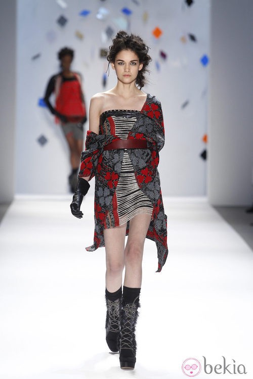 Vestido palabra de honor con chaqueta de lana de Custo Barcelona en la Semana de la Moda de Nueva York