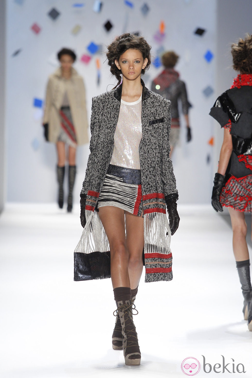 Abrigo de lana gris con minifalda de rayas de Custo Barcelona en la Semana de la Moda de Nueva York