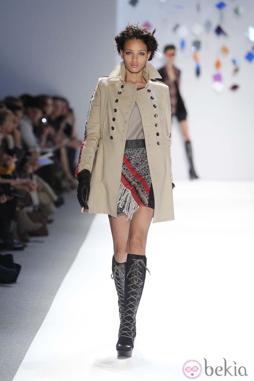 Abrigo beis con minifalda alta de Custo Barcelona en la Semana de la Moda de Nueva York