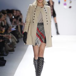 Abrigo beis con minifalda alta de Custo Barcelona en la Semana de la Moda de Nueva York