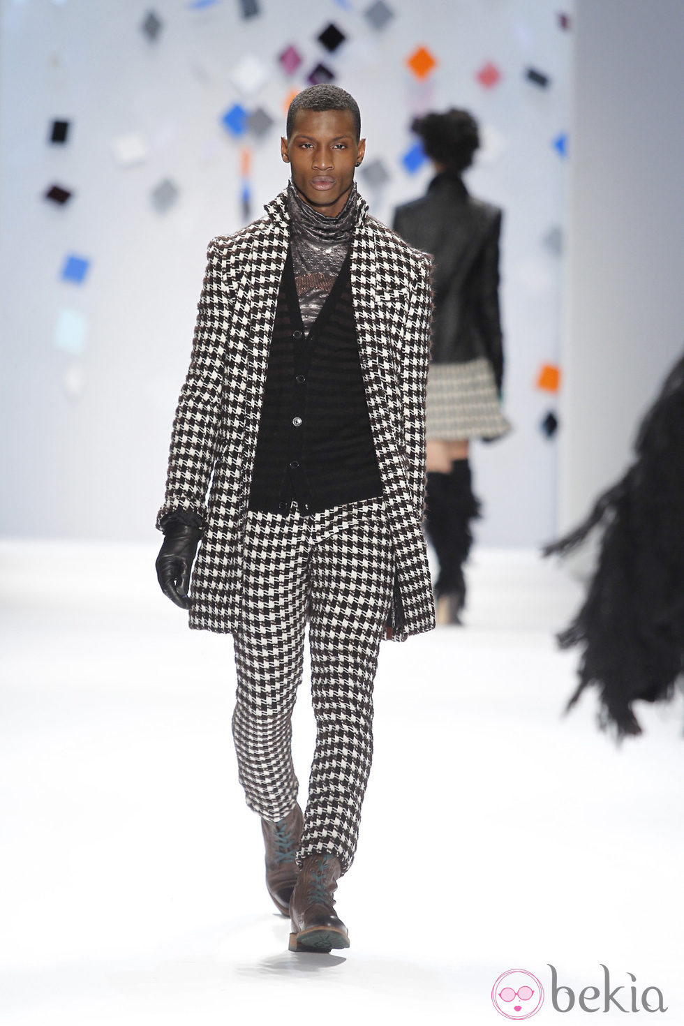 Abrigo y pantalón con estampado de cuadros blancos y negros de Custo Barcelona en la Semana de la Moda de Nueva York