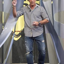 Antonio Banderas con vaqueros y camisa de cuadros