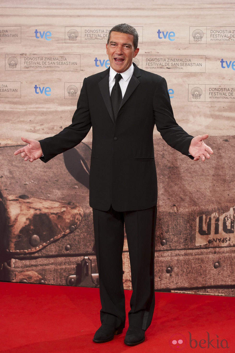 Antonio Banderas con traje negro y solapas de raso