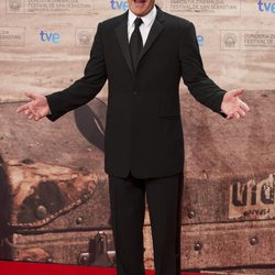 Antonio Banderas con traje negro y solapas de raso
