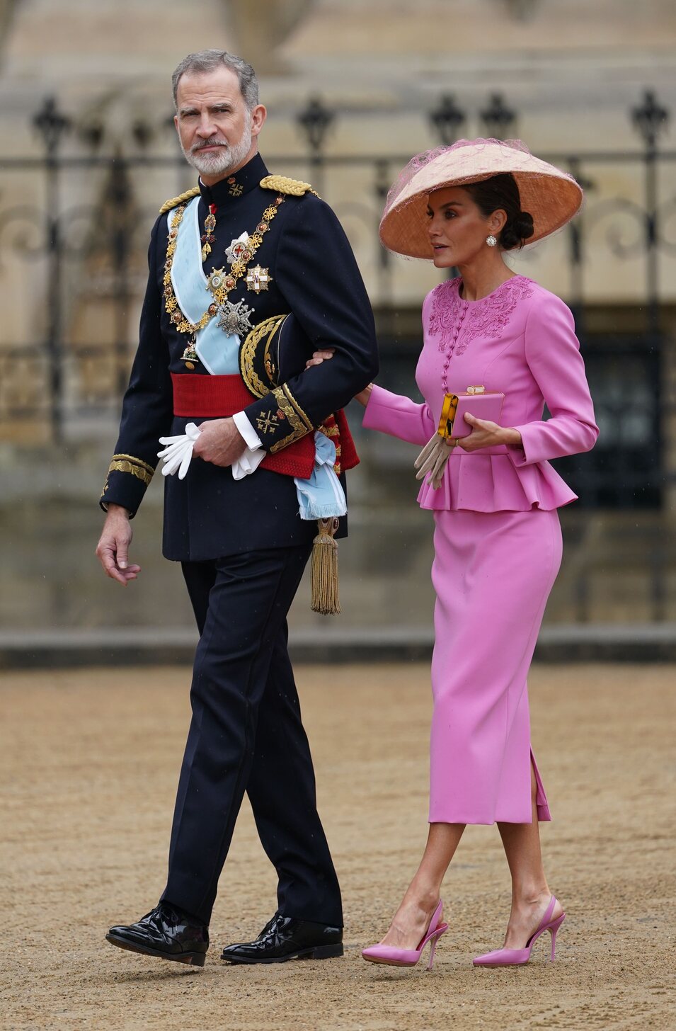La Reina Letizia con un conjunto de Carolina Herrera en la Coronación del Rey Carlos III