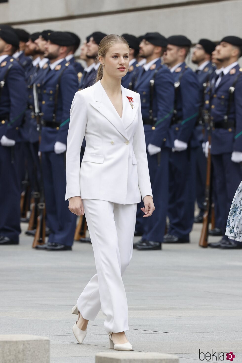 La Princesa Leonor con un traje blanco para la jura de la Constitución