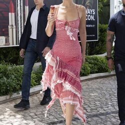 Bella Hadid con un vestido kufiya en el Festival de Cannes 2024