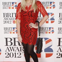 Emma Bunton con vestido de encaje rojo en los Premios Brit 2012