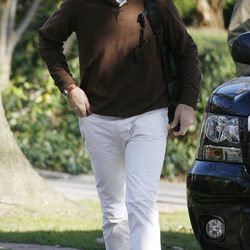 Iñaki Urdangarín con pantalones blancos y jersey de punto marrón