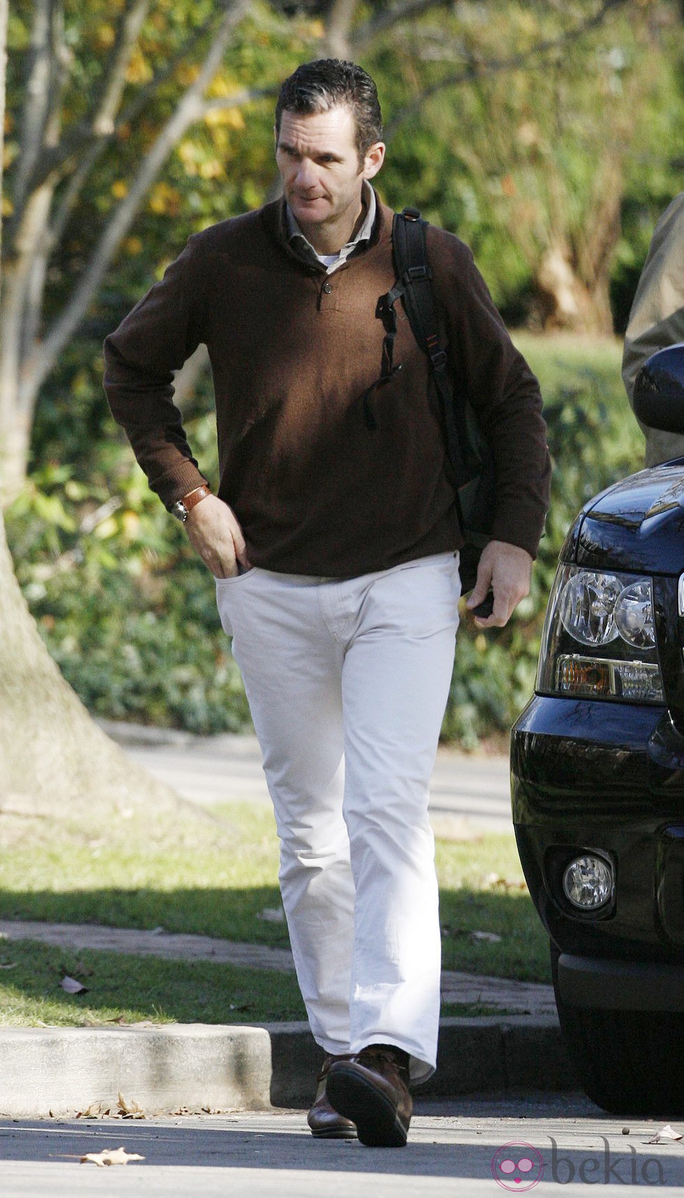 Iñaki Urdangarín con pantalones blancos y jersey de punto marrón