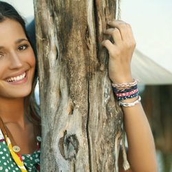 Malena Costa con camisa de lunares y pulseras para Indiwoman