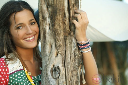 Malena Costa con camisa de lunares y pulseras para Indiwoman
