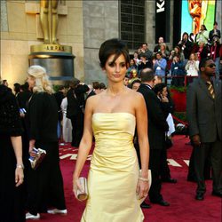 Penélope Cruz con vestido de Oscar de la Renta en la gala de los Oscar del año 2005