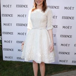 Emma Stone con vestido blanco de Elie Saab en la fiesta Essence Black Women 2012